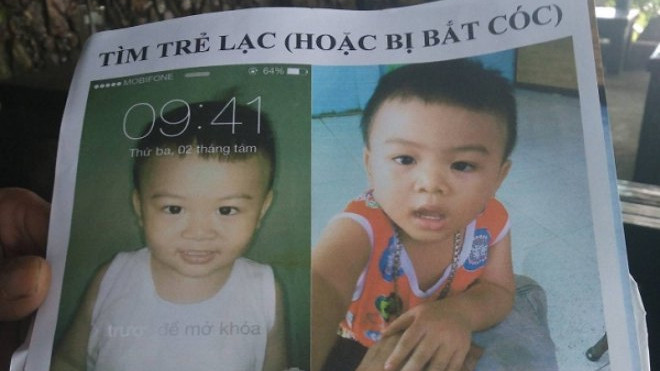 Người cha đau khổ quỳ lạy bên đường mong tìm lại con trai 2 tuổi mất tích hơn 2 tháng nay Ảnh 2