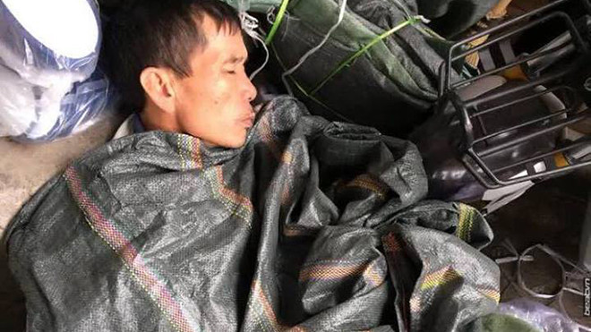 Người cửu vạn lấy bao tải làm chăn, giấc ngủ tạm đầy xót xa Ảnh 2