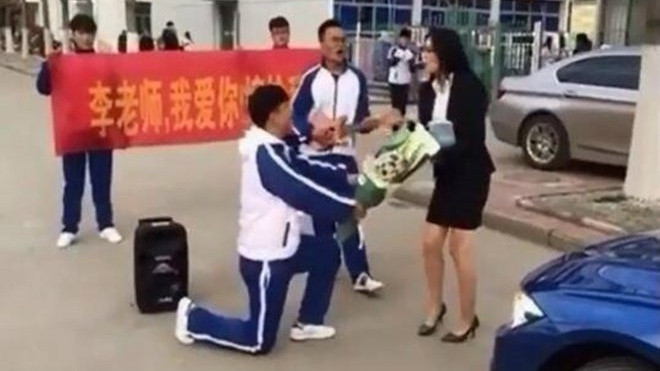 Nam sinh trung học quỳ gối cầu hôn cô giáo trẻ ngay giữa đường và cái kết đắng Ảnh 2