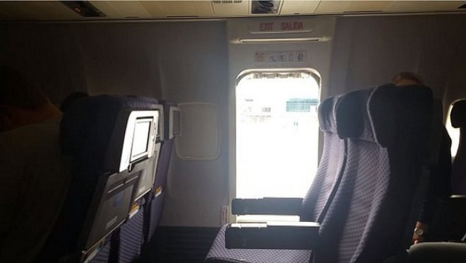 Nữ hành khách đột ngột mở cửa thoát hiểm để nhảy khỏi máy bay Ảnh 2