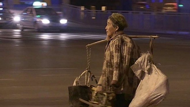 Người mẹ già bán hàng rong cả đêm kiếm tiền mua nhà cho con trai Ảnh 2