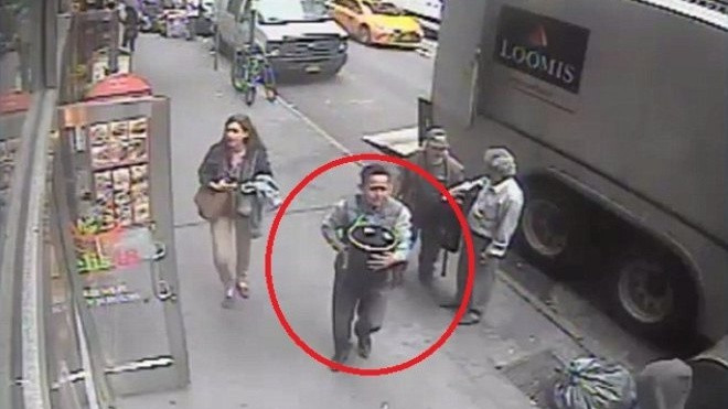 Mỹ: Trộm thùng vàng lá 35 tỉ từ xe bọc thép giữa ban ngày Ảnh 2