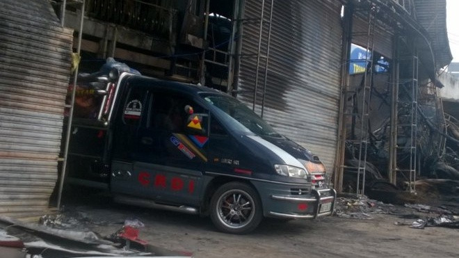 'Soái ca' lái xe đâm sập cửa cứu vợ con khỏi đám cháy: 'Không hành động thì chết!' Ảnh 2