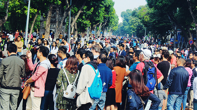 Những ngày cuối tuần Hà Nội: 'Bỗng chốc thu bé lại vừa bằng… phố đi bộ' Ảnh 2