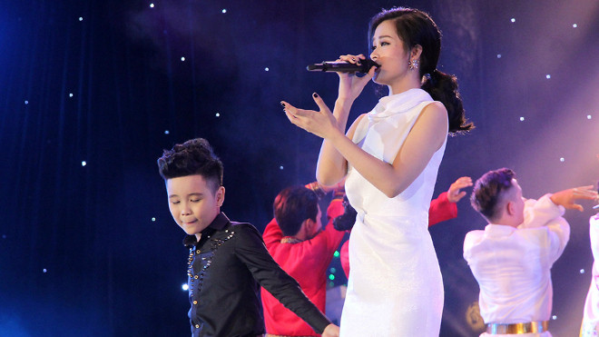 Thầy trò Đông Nhi, Nhật Minh hát live 'cực ngọt' We are the world Ảnh 2