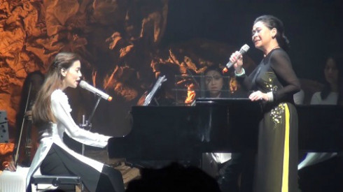 Hồ Ngọc Hà đàn piano, lần đầu kết hợp với danh ca Khánh Ly trên sân khấu Ảnh 2