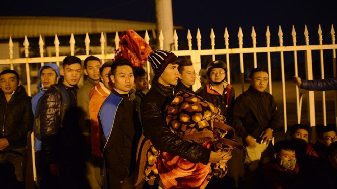 Ôm chăn, vác chiếu đi săn vé trận bán kết AFF Cup từ nửa đêm ở Mỹ Đình Ảnh 2