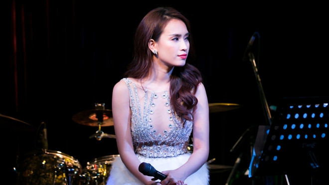 Ái Phương chiêu đãi khán giả tiệc âm nhạc đầy nước mắt Ảnh 2