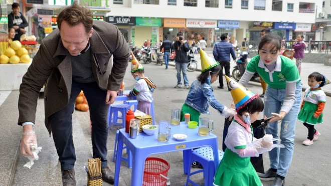 'Ông Tây chụp ảnh bao cao su' nhặt rác ở quán ăn Ảnh 2