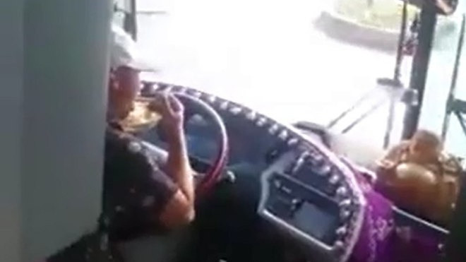 Đình chỉ tài xế 'bá đạo' vừa lái xe vừa ăn mỳ Ảnh 2