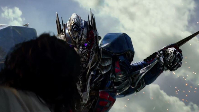 Optimus Prime chống lại loài người và truy sát Bumblebee trong trailer 'Transformers 5' Ảnh 2