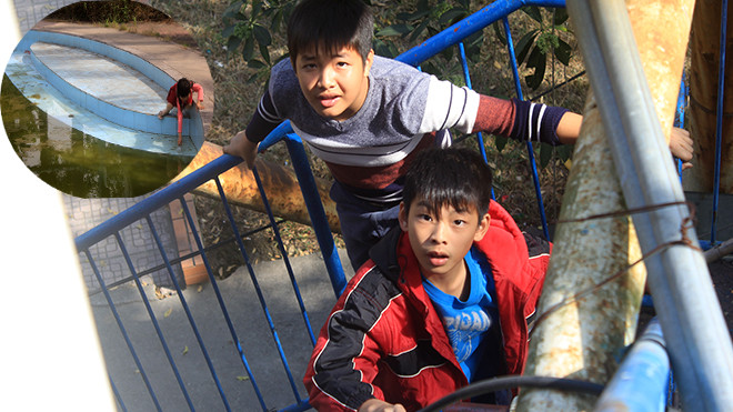 Trẻ em hồn nhiên chơi trên đu quay chờ sập ở công viên nước bỏ hoang Ảnh 2