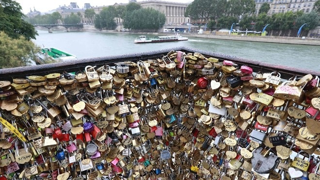 Paris bán 65 tấn 'khoá tình yêu' quyên tiền cho người tị nạn Ảnh 2