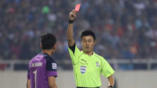Tình huống dẫn đến thẻ đỏ của thủ môn Nguyên Mạnh Ảnh 2