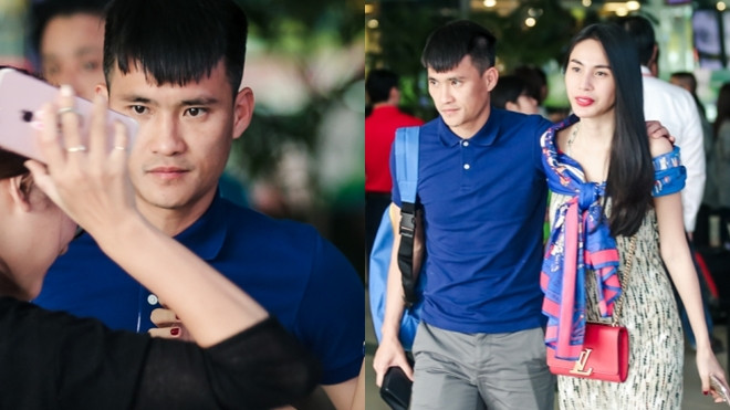 Công Vinh mắt đượm buồn, nắm chặt tay Thủy Tiên tại sân bay Ảnh 2