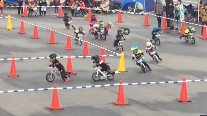 'Chết cười' với màn đua xe 'nghẹt thở' nhất thế giới Ảnh 2