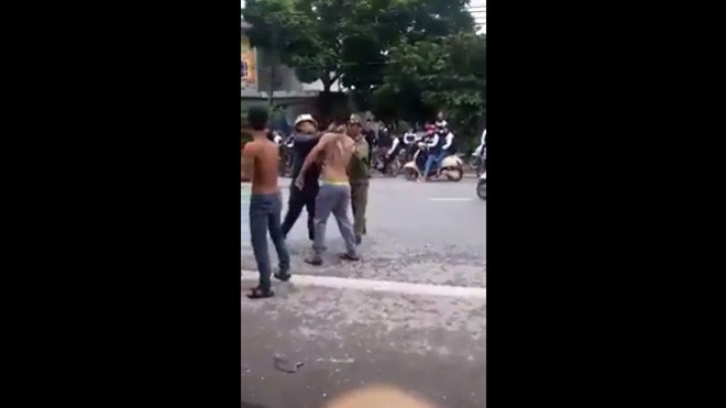 Cặp đôi 'hổ báo' đòi đánh người giữa đường và cái kết khiến người xem cười hả dạ Ảnh 2