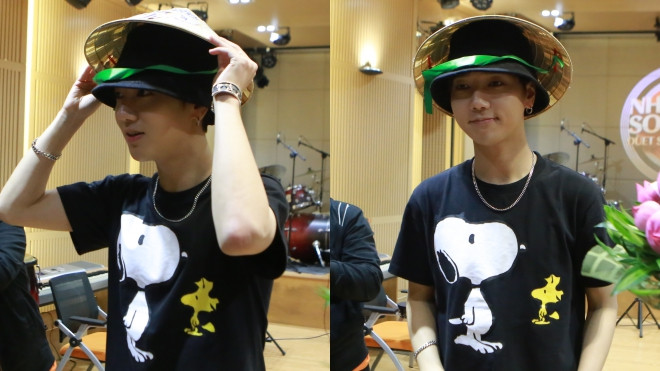Yesung (Super Junior) thích thú khi được tặng nón lá, hoa sen Việt Nam Ảnh 2