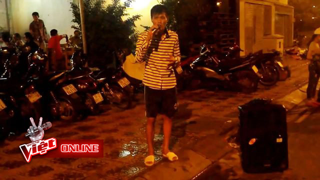 Xuất hiện Phía sau một cô gái phiên bản 'bán kẹo kéo' chất lừ tại Giọng hát Việt online Ảnh 2