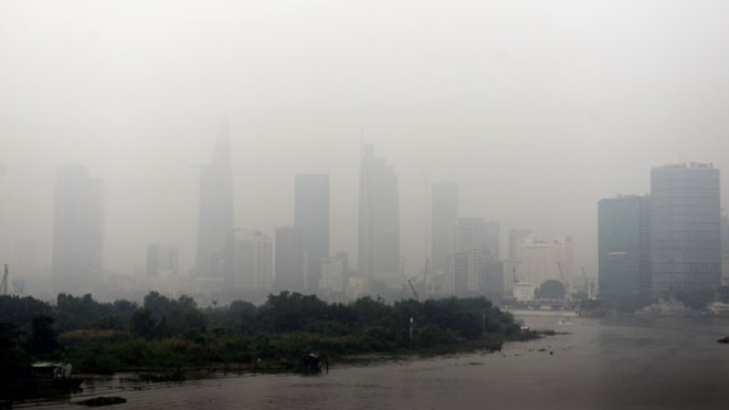 Sài Gòn bất ngờ sương mù dày đặc, che khuất tầm nhìn Ảnh 2