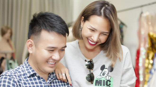 Rũ bỏ nét lạnh lùng, siêu mẫu Minh Triệu cười hết cỡ bên NTK Lê Thanh Hòa trong buổi thử đồ Ảnh 2
