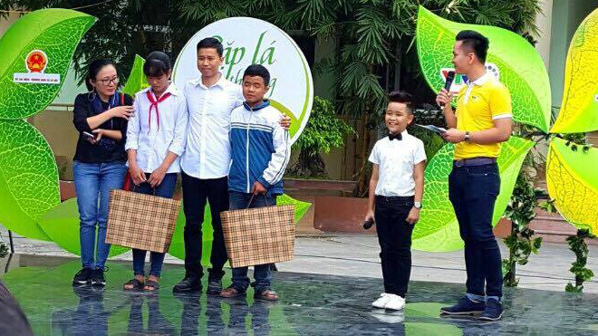 Nhật Minh dùng tiền thưởng Giọng hát Việt nhí 2016 giúp đỡ cho hoàn cảnh khó khăn Ảnh 2