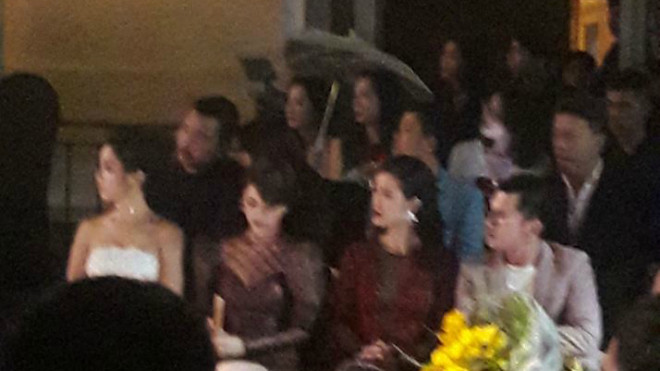 Đông Nhi khiến khán giả thán phục vì sự chuyên nghiệp khi đội mưa ngồi xem show thời trang Ảnh 2