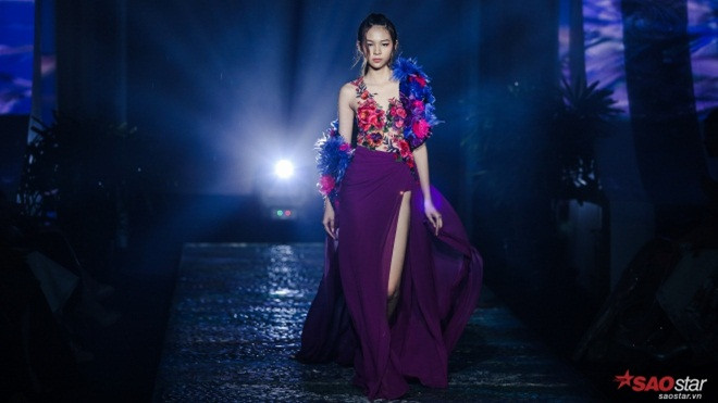 Phí Phương Anh đa sắc thái, sải bước tự tin trên sàn diễn mặc kệ trời mưa Ảnh 2