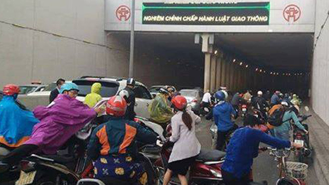 Hà Nội: Dầu đổ loang ra đường, hàng chục phương tiện 'vồ ếch' dưới hầm Kim Liên Ảnh 2
