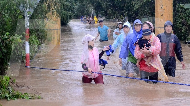 5 cô giáo mầm non dầm mình trong nước lũ ngập sâu quá đầu người cứu 20 học sinh Ảnh 2