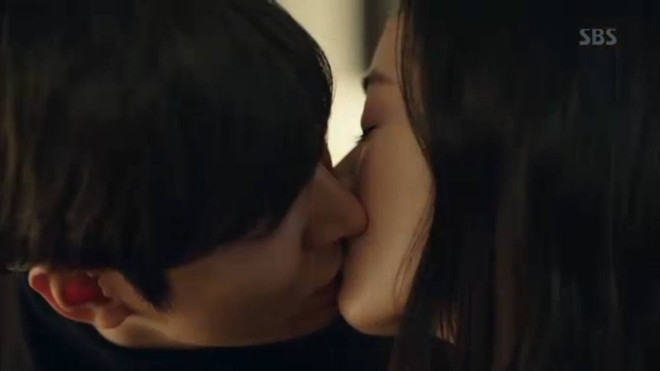 Nụ hôn nghiêm túc và lãng mạn thật sự của Lee Min Ho và Jun Ji Hyun đây rồi! Ảnh 2