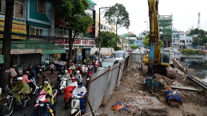 Người dân Sài Gòn khổ sở với 'hố tử thần' 4 tháng chưa lấp xong Ảnh 2