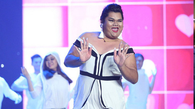 Happy Polla khiến khán giả 'sốc nặng' khi bất ngờ bị 'đâm gục' ngay tại sân khấu Ảnh 2