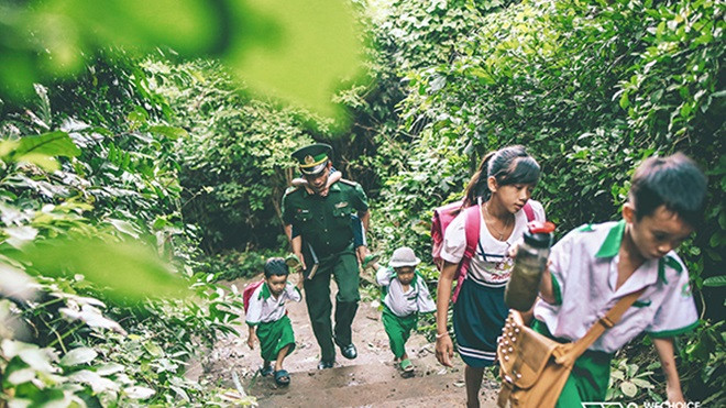 Lớp học 0 đồng nằm giữa biển của thầy giáo bị ung thư máu và tụi con nít nghèo Ảnh 2