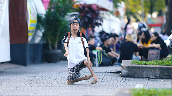 Lê Minh Châu - Từ cậu bé khuyết tật ở làng Hòa Bình đến họa sĩ vẽ tranh bằng miệng trong phim tài liệu tranh giải Oscar 2016 Ảnh 2