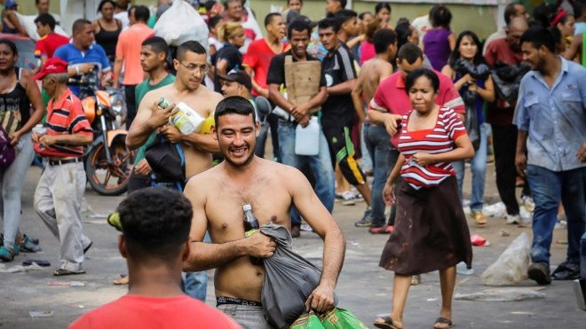 Người Venezuela đốt tiền để biểu tình, cướp phá nổ ra Ảnh 2