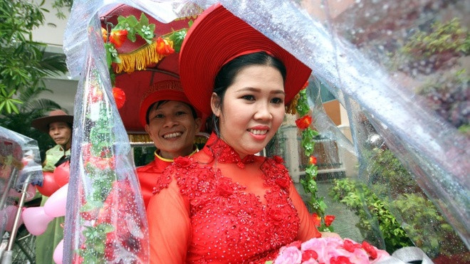 Đám cưới như mơ sau 10 năm mong ước của đôi công nhân nghèo Ảnh 2