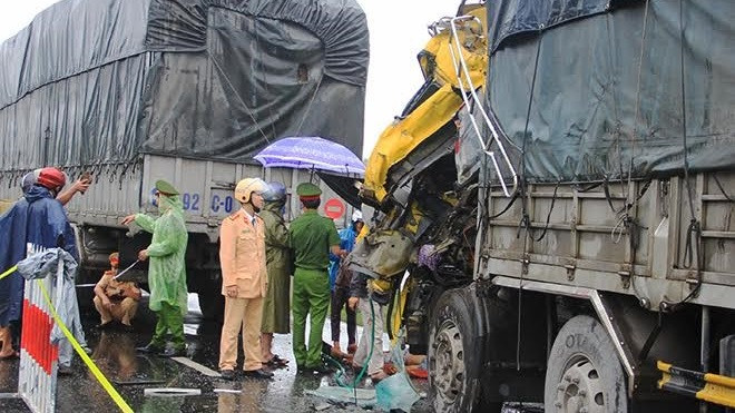 Chờ vịt băng qua quốc lộ, tai nạn liên hoàn làm 1 người chết Ảnh 2