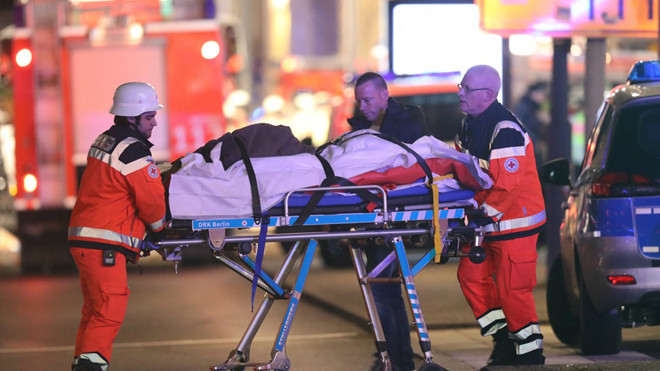 Chợ Giáng sinh Berlin tan hoang sau vụ đâm xe tải khiến 12 người chết Ảnh 2