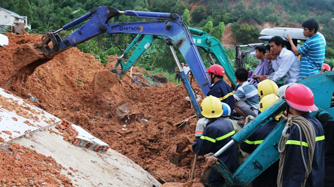 Sạt lở núi ở Nha Trang, 2 bà cháu thiệt mạng, 3 người mất tích Ảnh 2