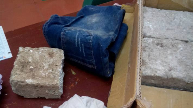 Hóa đơn gần 7 triệu, mở bưu kiện toàn gạch và quần áo cũ Ảnh 2