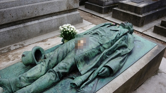 Bức tượng bị sờ 'của quý' đến nhẵn bóng để cầu tự Ảnh 2