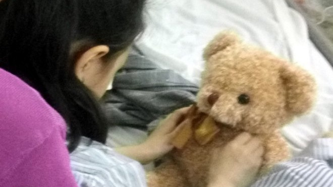 Quảng Ninh: Học sinh lớp 4 bị bạn dùng bút chọc vào mắt, giáo viên chủ nhiệm thờ ơ? Ảnh 2