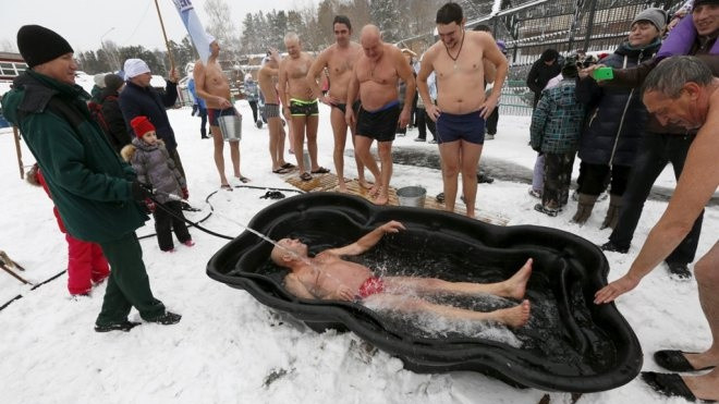 Người Siberia tắm nước lạnh cóng giữa trời âm độ Ảnh 2