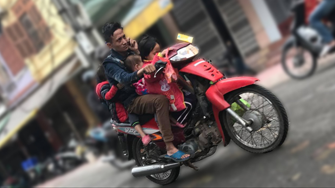 Ông bố địu con đi nhặt rác bị cư dân mạng tố vợ không hề bỏ đi Ảnh 2