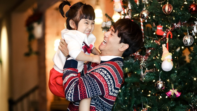 Ưng Đại Vệ và con gái trang trí thiệp, hạnh phúc đón Giáng sinh bên nhau Ảnh 2