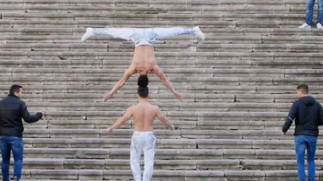 Clip: Khoảnh khắc cặp anh em Việt Nam đánh bại kỷ lục của người Trung Quốc khiến cả thế giới phải thán phục Ảnh 2