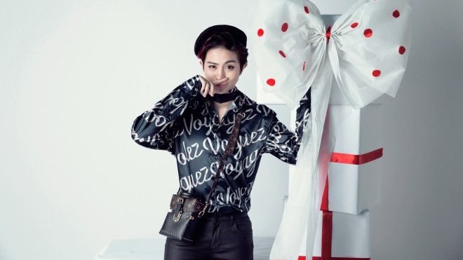 Gil Lê diện mốt quần rách, quấn dây khắp người trong bộ hình Giáng sinh Ảnh 2