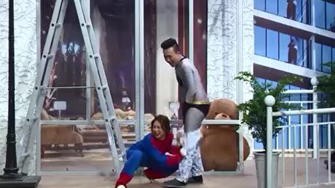 Hòa Minzy tuột quần Trấn Thành ngay trên sóng truyền hình, gây 'náo loạn' Ơn giời Ảnh 2