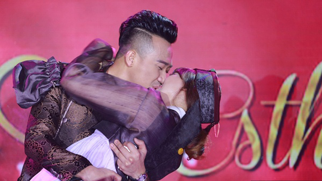 Clip: Trấn Thành hôn '1001 kiểu' với Hari Won trước mặt hàng loạt sao 'khủng' của showbiz Việt Ảnh 2